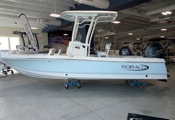 2024 Robalo 226 Cayman Ice Blue/White Boat